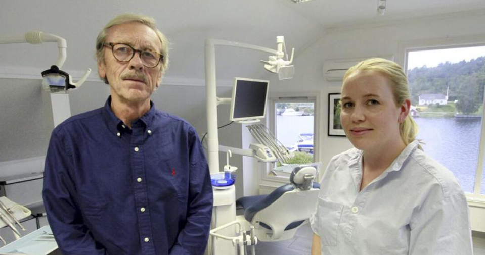 Christina Hvaring og hennes  far Arne Hvaring på klinikken i Porsgrunn.