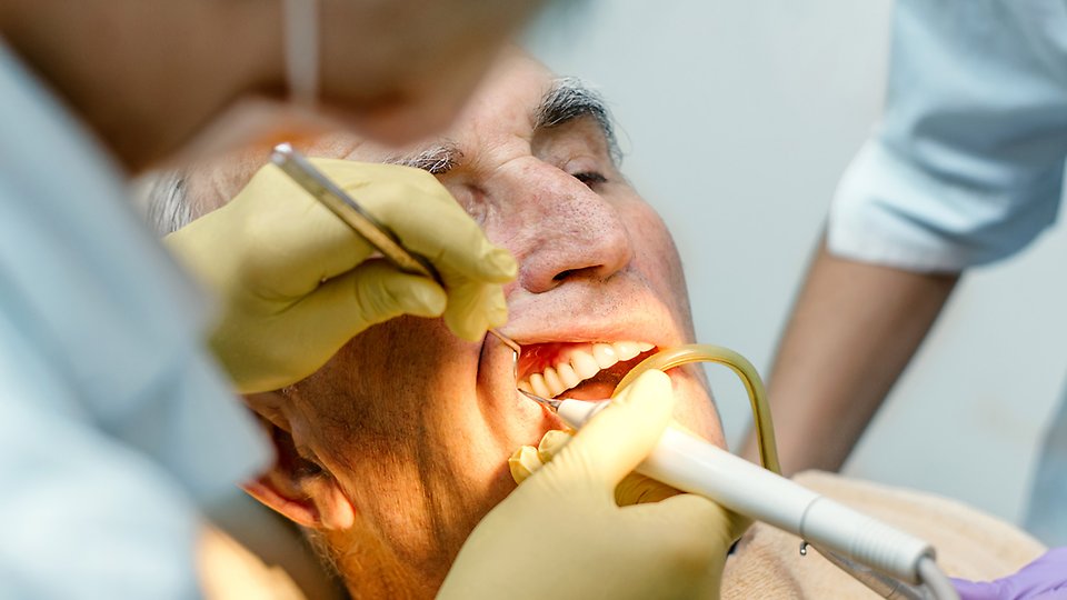 Eldre mann hos tannlegen